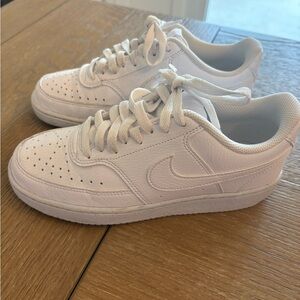 Nike woman’s size 7 White Sneakers